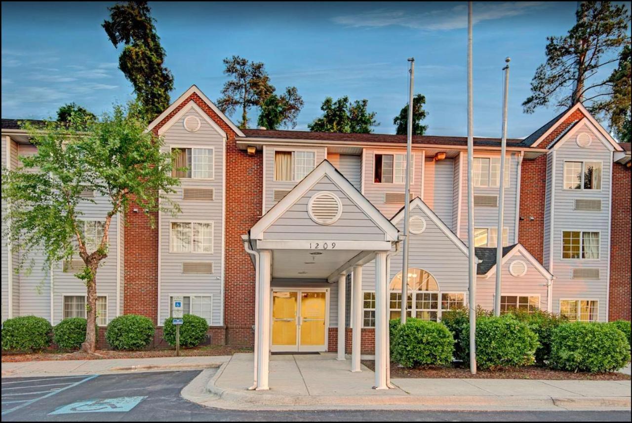 Travelers Inn And Suites Raleigh Exterior photo